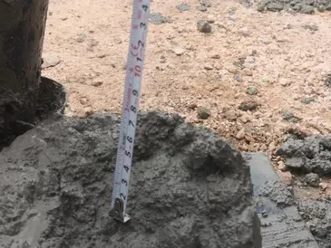 Medición del revenimiento del concreto fresco con flexómetro en obra